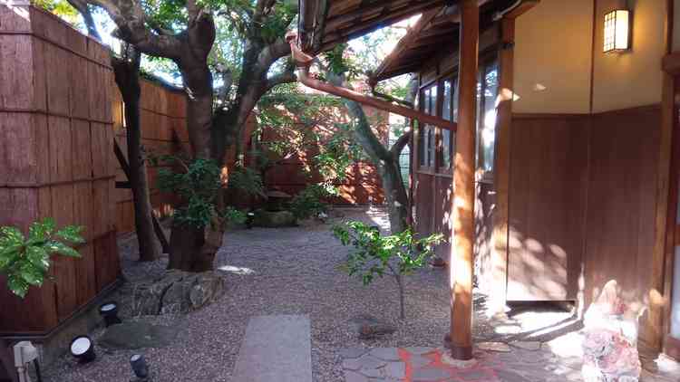 式場玄関前のお庭。フォトストポットして人気だそうです！