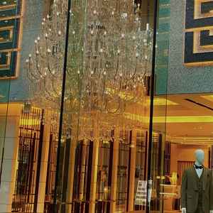 式場は外観からも素敵なシャンデリアが輝いていて、素敵でした。