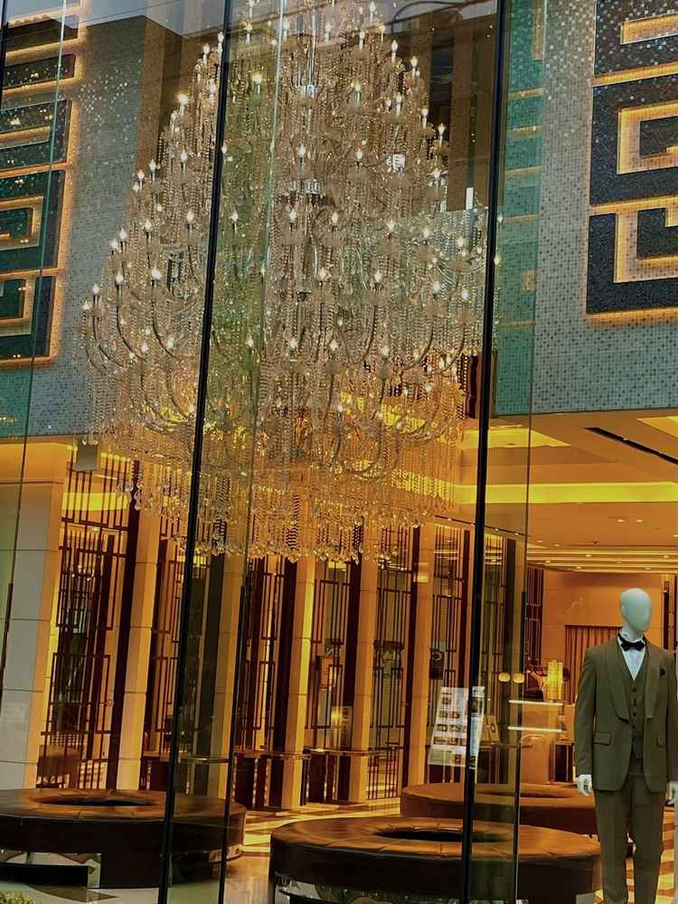 式場は外観からも素敵なシャンデリアが輝いていて、素敵でした。