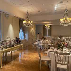 披露宴会場。ゲストとの距離は近く感じながらも狭いということはなく会場は広く感じました。