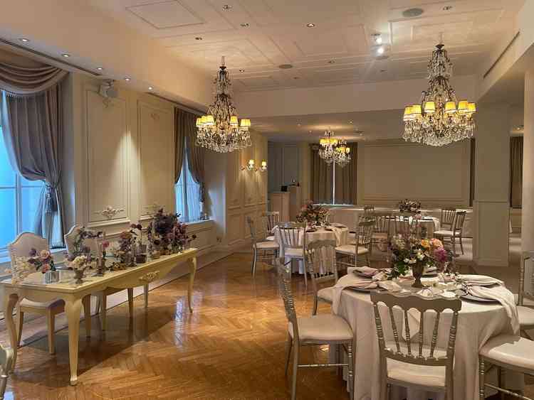 披露宴会場。ゲストとの距離は近く感じながらも狭いということはなく会場は広く感じました。