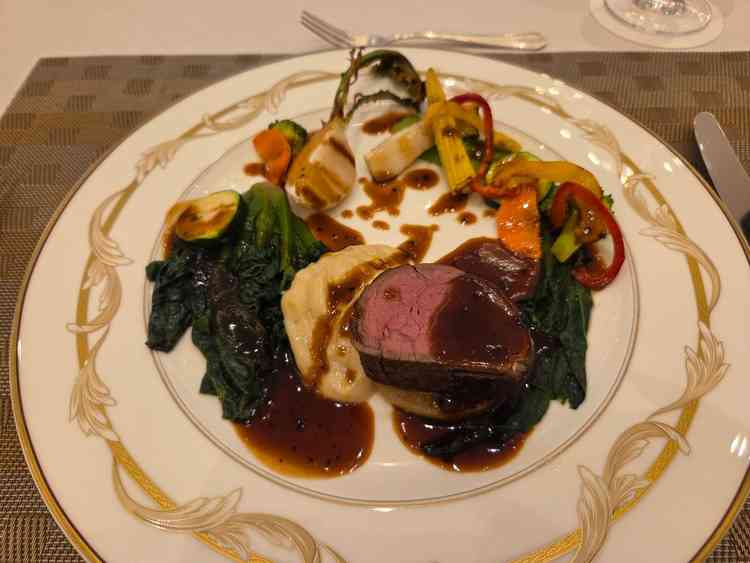 食事をいただきました。野菜も本来の味がして美味しかったです。