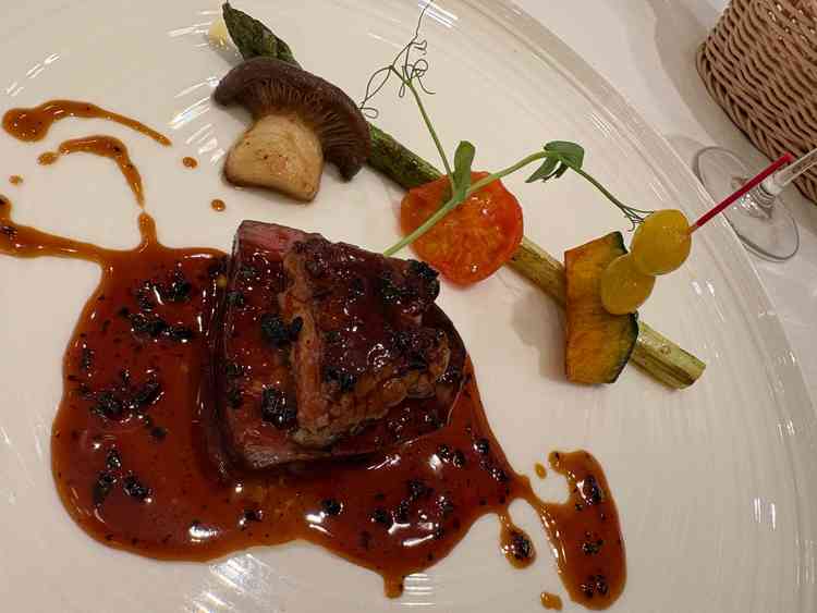 試食会では会場でのみ取引のある千葉県産のお肉を美味しくいただきました。(その他海鮮の前菜あり)