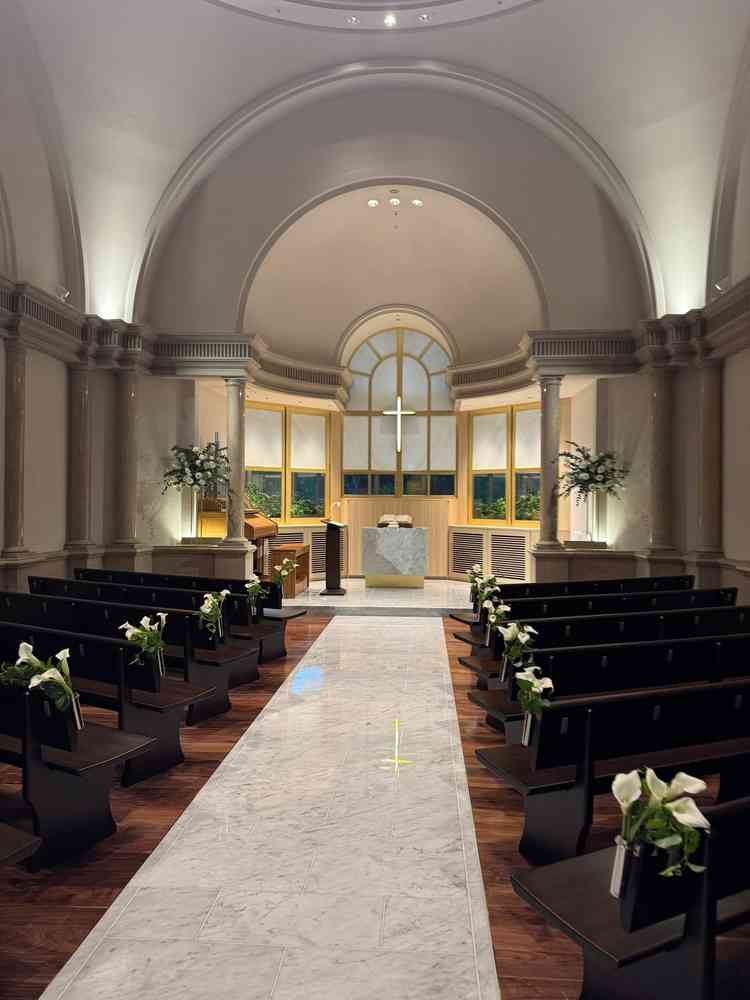 チャペルの写真です。改修工事で十字架後ろのガラスが変わったそうです。