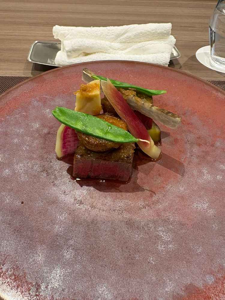 お皿も綺麗でお肉がとても柔らかく、野菜もすごく甘かったです。