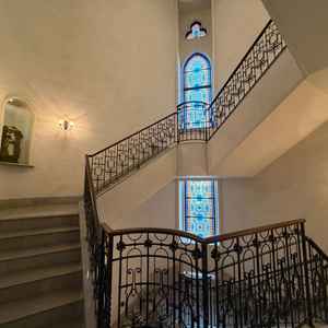 フロアにまたがるほど長く、美しいステンドグラス。結婚式が始まる前にここで撮影をしたり出来るそうです。