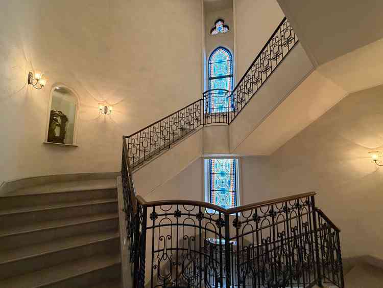 フロアにまたがるほど長く、美しいステンドグラス。結婚式が始まる前にここで撮影をしたり出来るそうです。