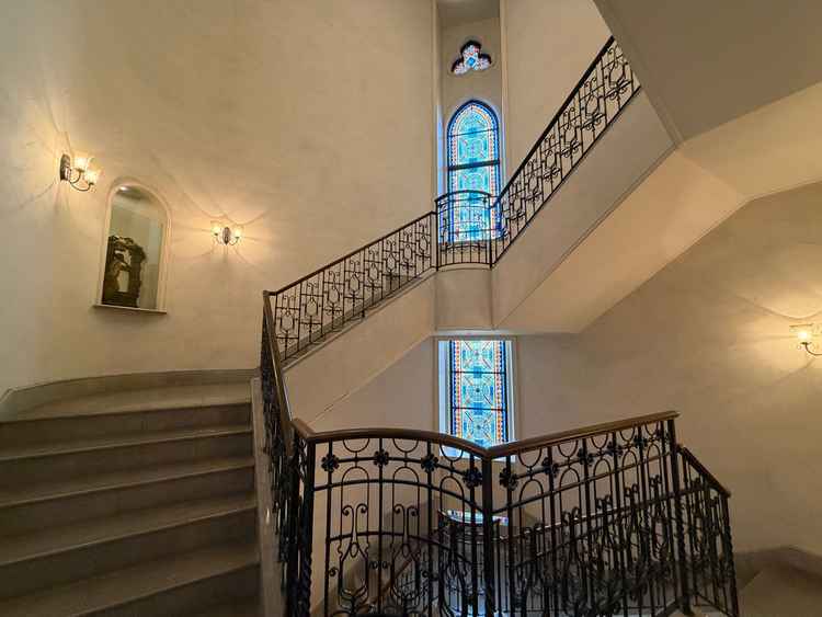 フロアにまたがるほど長く、美しいステンドグラス。結婚式が始まる前にここで撮影をしたり出来るそうです。