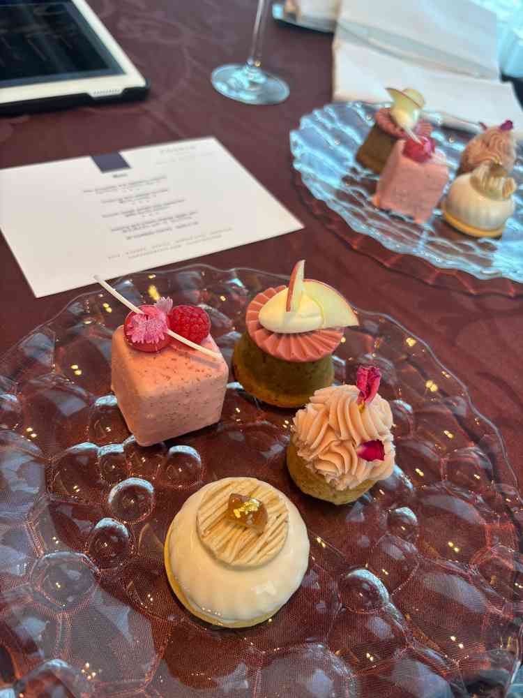 アフタヌーンティーでいただいたお菓子がとても可愛らしくおいしかったです