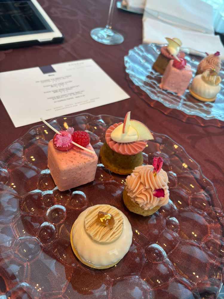 アフタヌーンティーでいただいたお菓子がとても可愛らしくおいしかったです