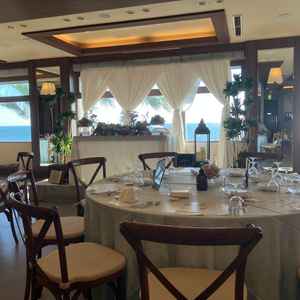 席からの目線で、海が目の前に広がりとても景色の良いパーティー会場です。ここでしか感じることのできない