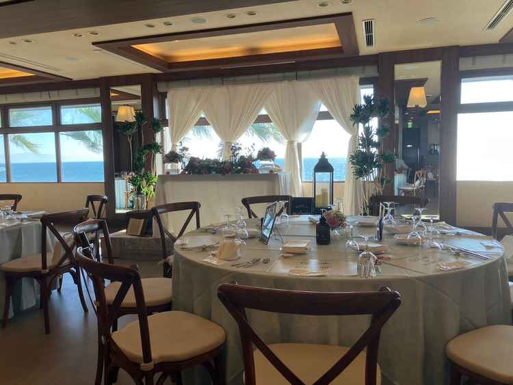 席からの目線で、海が目の前に広がりとても景色の良いパーティー会場です。ここでしか感じることのできない