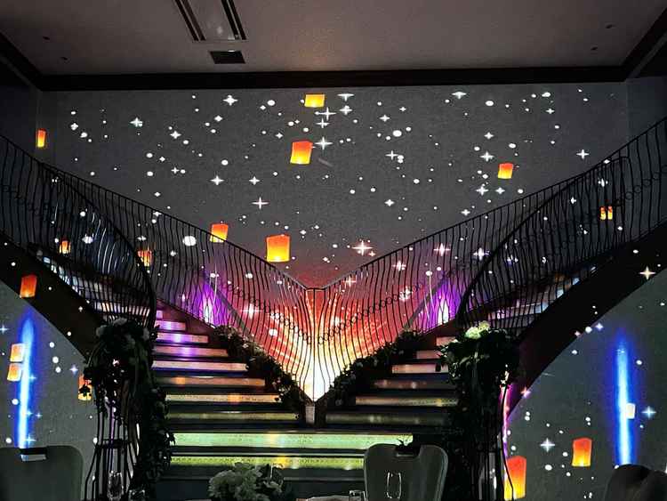 幻想的な、披露宴会場のプロジェクションマッピング