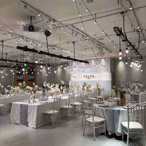 披露宴会場。ホワイト基調で、会場も広く開放感もあった。