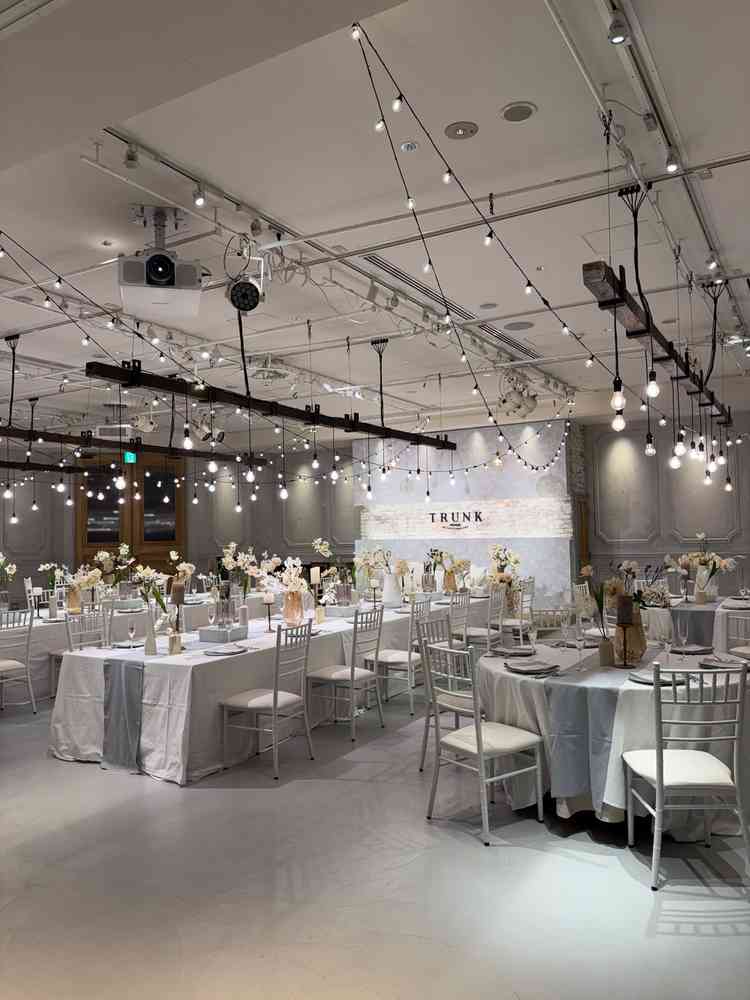 披露宴会場。ホワイト基調で、会場も広く開放感もあった。