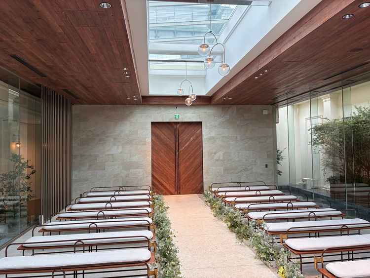 挙式会場での新郎新婦入場時、参列者から見える景色。