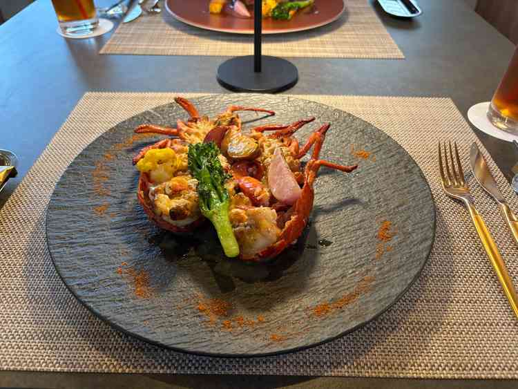 オマール海老と鹿児島県産牛の試食。とてもおいしかった。