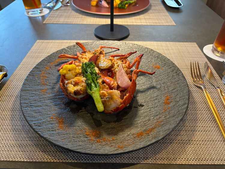 オマール海老と鹿児島県産牛の試食。とてもおいしかった。