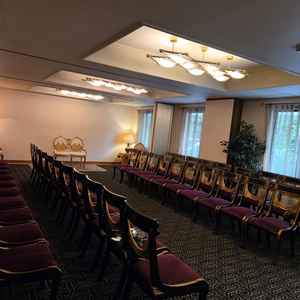 親族などが待機する、落ち着いた雰囲気の控え室。