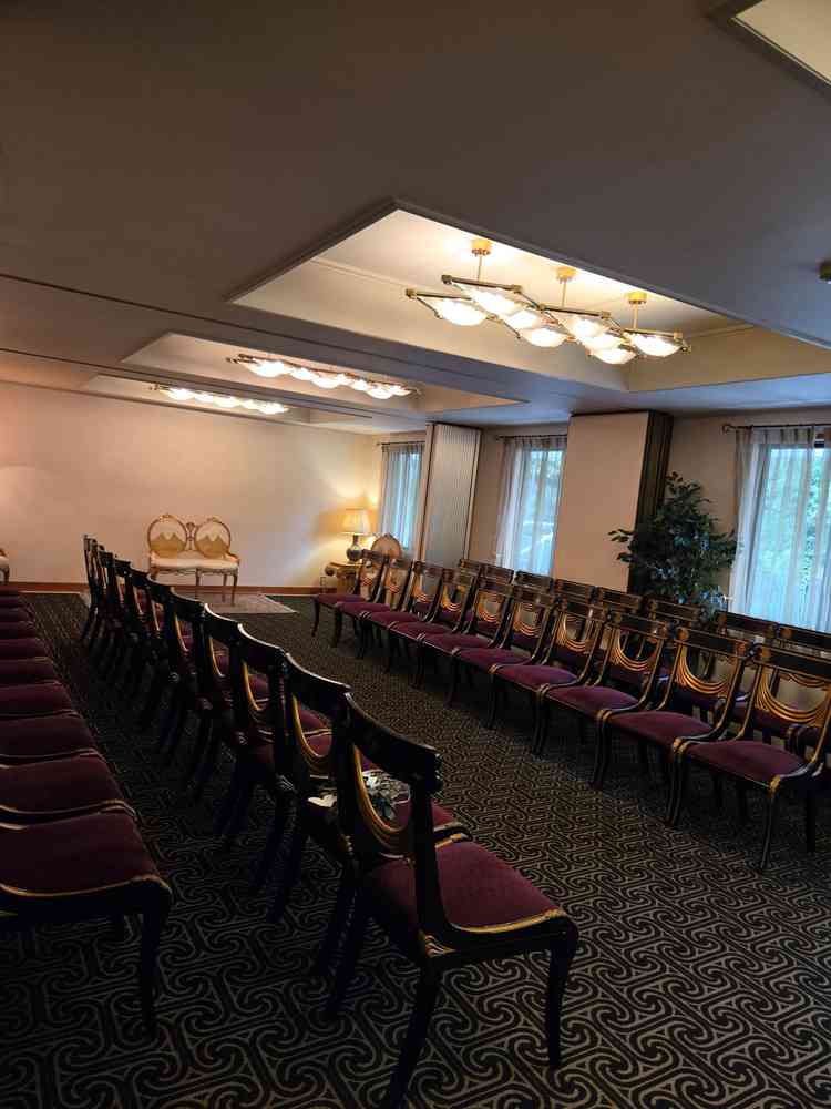 親族などが待機する、落ち着いた雰囲気の控え室。