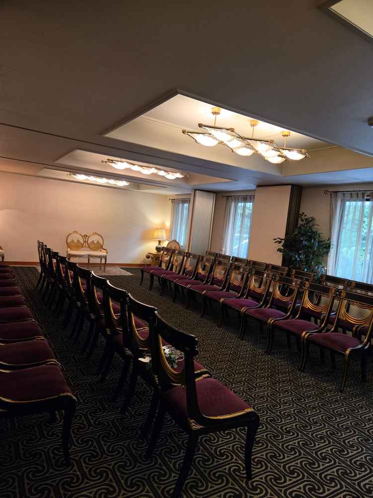 親族などが待機する、落ち着いた雰囲気の控え室。