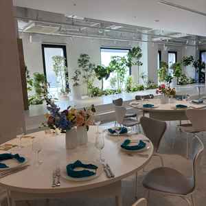 披露宴会場。白い壁に緑が素敵なお部屋でした。