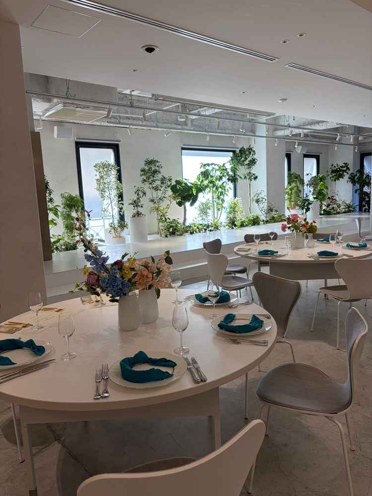 披露宴会場。白い壁に緑が素敵なお部屋でした。