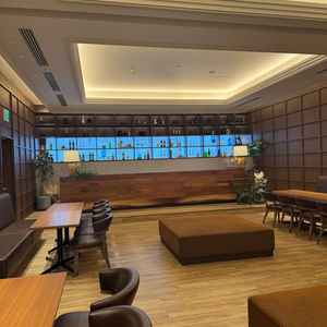 木目調の披露宴会場とつながる待合室です。ここで最後のお見送りをするそうで広い空間でできるので良さそう