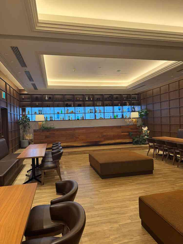 木目調の披露宴会場とつながる待合室です。ここで最後のお見送りをするそうで広い空間でできるので良さそう