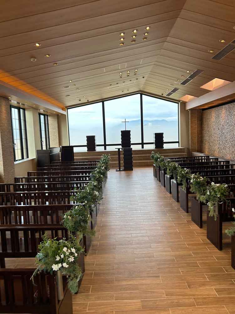 チャペルの写真。デフォルトでも草花が付いており、日光も程よく入って優しい雰囲気でした。