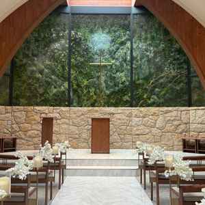 チャペルの写真。緑と木で温かみがあり、ゲストとの距離もとても近く感じた。