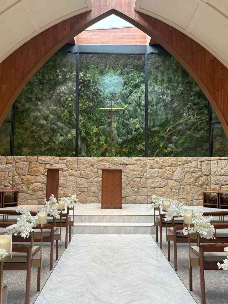 チャペルの写真。緑と木で温かみがあり、ゲストとの距離もとても近く感じた。