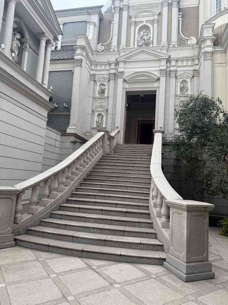 外にある白い大階段。フラワーシャワーをすると素敵だと思いました。