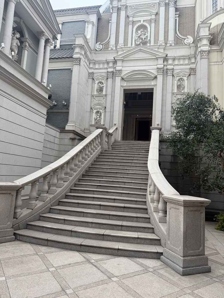 外にある白い大階段。フラワーシャワーをすると素敵だと思いました。