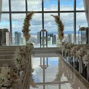 都会では珍しい空をバックに写真を撮ることができ、床に綺麗に映る空も設計された演出になっています