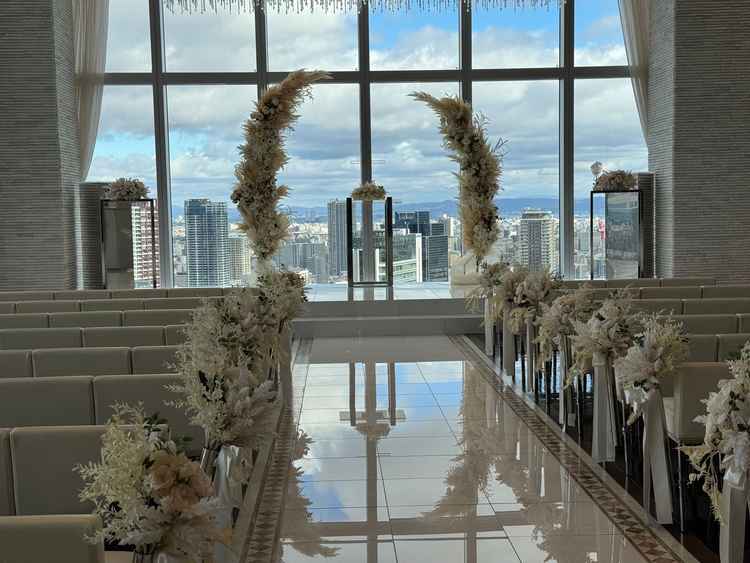 都会では珍しい空をバックに写真を撮ることができ、床に綺麗に映る空も設計された演出になっています