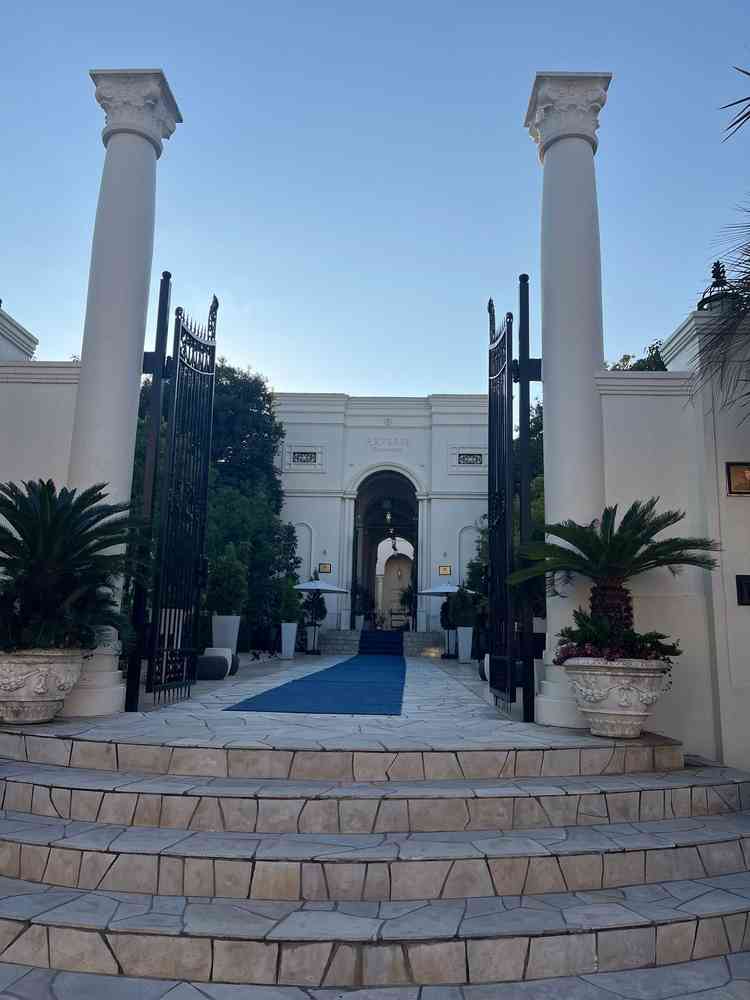 青いカーペットが印象的なエントランスです。駐車場からすぐ近くにエントランスがあり入りやすいです。