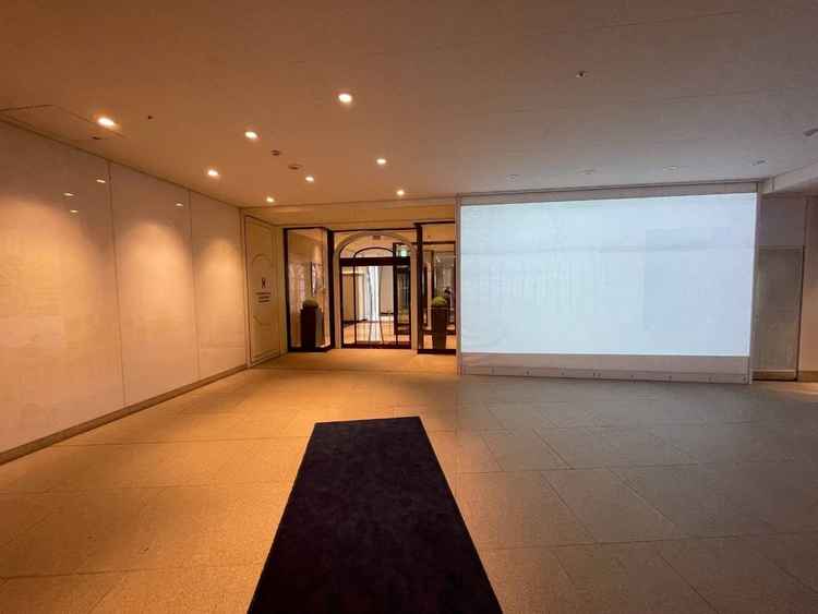 会場入口にスクリーンがあり2人の思い出の写真を何枚かスライドで流し、ゲストに写真を撮ってもらえる場所