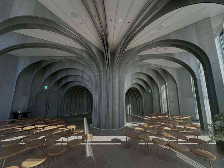 独特なアーチ型が印象的でした！ただ王道のバージンロードではないので好みが分かれる点だと思いました。