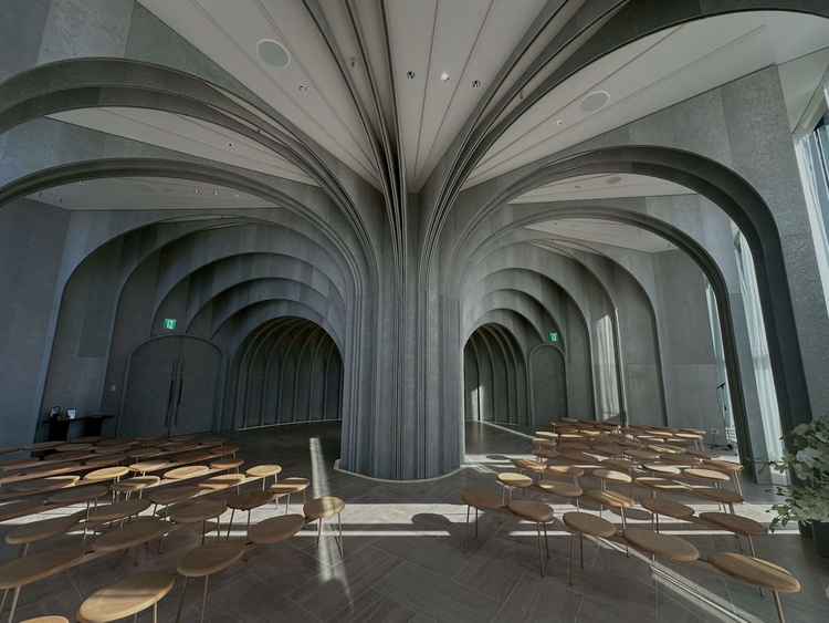 独特なアーチ型が印象的でした！ただ王道のバージンロードではないので好みが分かれる点だと思いました。