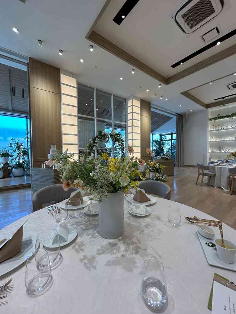 試食を披露宴会場にて実施。席は5人掛けとなっており、ちょうどいい広さで綺麗。