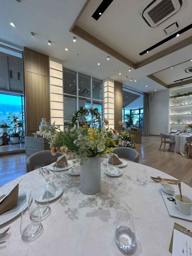 試食を披露宴会場にて実施。席は5人掛けとなっており、ちょうどいい広さで綺麗。