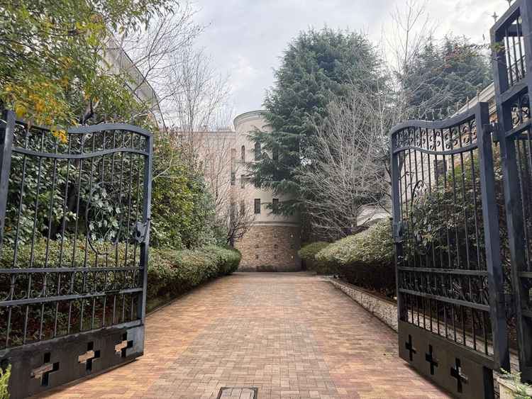 正門入り口/冬の現在でも緑があるので春〜夏、秋にも緑が期待できそう