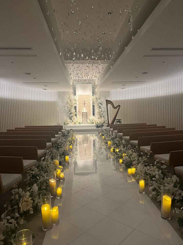 チャペルは天井は高くないですが、他の式場と違い照明の調整などもこちらの要望に合わせて対応できるとのこ