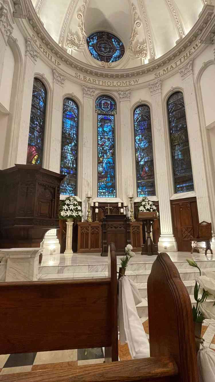 3列目くらいに座って撮影したチャペルです。15時過ぎで日は傾いてます。でも美しいチャペルでした。