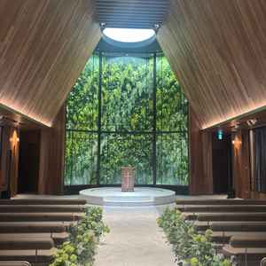 挙式会場で入場した瞬間の写真です。自然光に見立てた光がきれいで、天井が高いため広々と感じました。