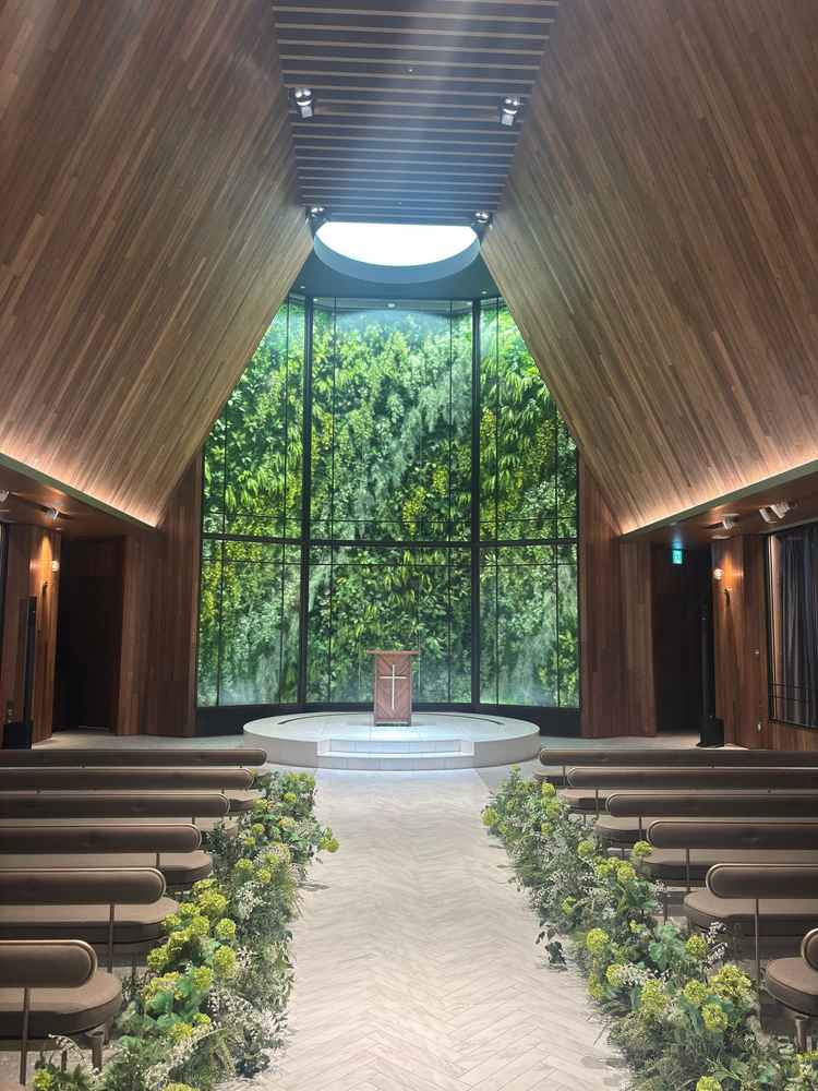 挙式会場で入場した瞬間の写真です。自然光に見立てた光がきれいで、天井が高いため広々と感じました。