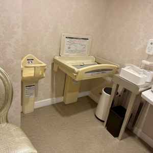 お手洗い。オムツ替え用の台があり、ゴミも捨てられます。授乳用の椅子もあり広々としています。