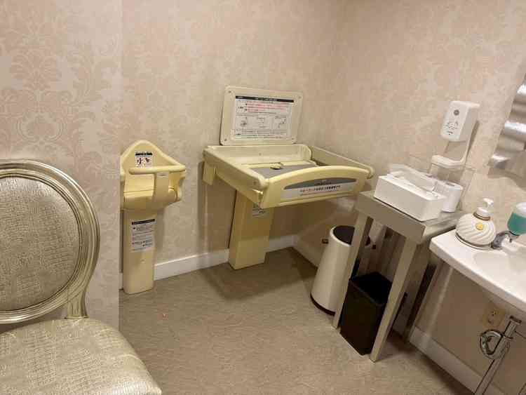 お手洗い。オムツ替え用の台があり、ゴミも捨てられます。授乳用の椅子もあり広々としています。