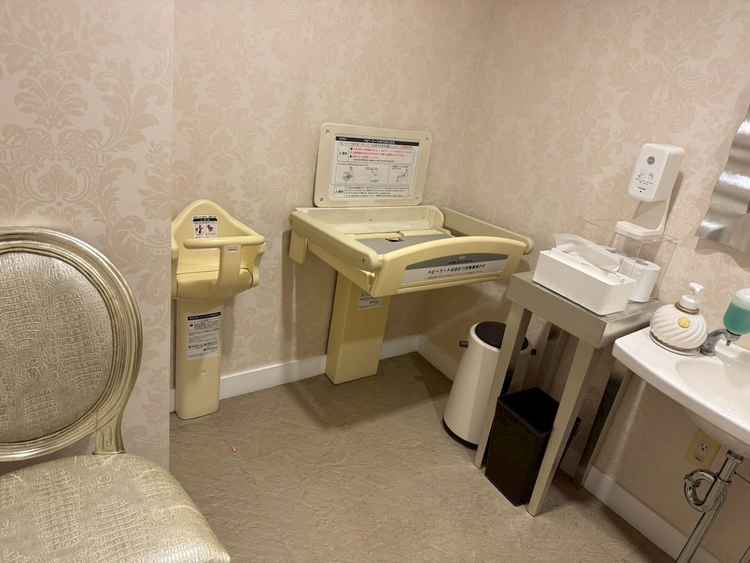 お手洗い。オムツ替え用の台があり、ゴミも捨てられます。授乳用の椅子もあり広々としています。